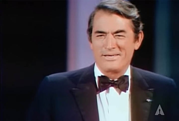 Gregory Peck era um daqueles atores cuja voz marcante, elegância e autenticidade parecem hoje um segredo que morreu com a grande era clássica do cinema. Ele protagonizou diversas adaptações cinematográficas realizadas a partir de grandes obras literárias, nas quais encarnou personagens heroicas, demonstrativas de seu valor na superação de sentimentos e incertezas. Reprodução: Flipar