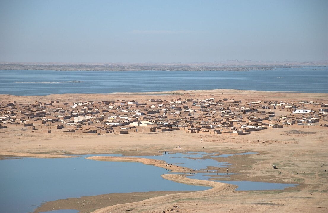 Localizada no deserto do Saara, fronteira com o Egito, a cidade de Wadi Halfa já registrou temperaturas médias de 53°C.. As comunidades se formam à margem do Rio Nilo.  Reprodução: Flipar