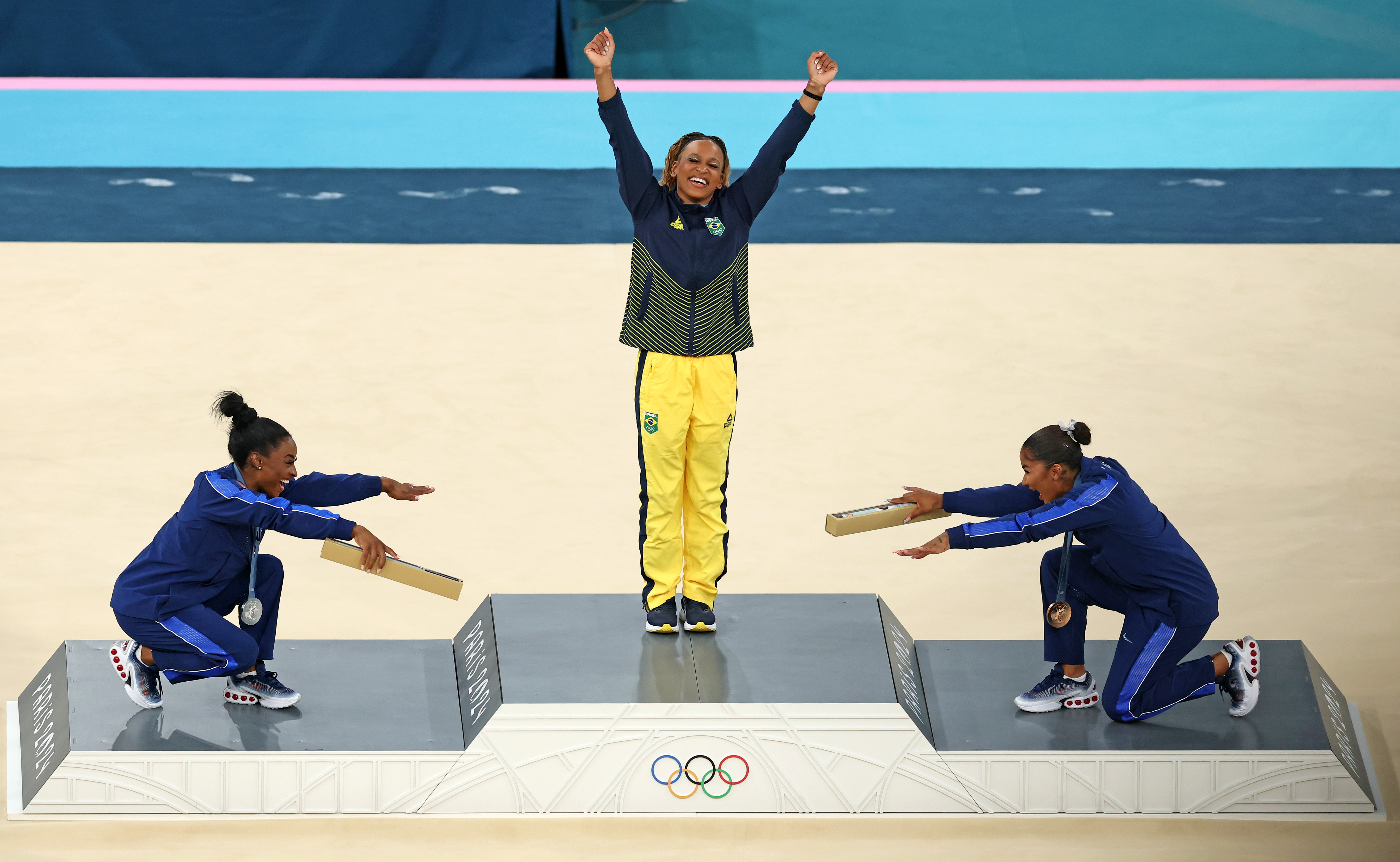 5 de agosto - A medalhista de ouro Rebeca Andrade, do Time Brasil, viu as medalhista de prata, Simone Biles, e de bronze, Jordan Chiles, ambas do Time Estados Unidos, fazerem reverência a ela durante a comemoração no pódio na Cerimônia de Premiação do Solo Feminino de Ginástica Artística no décimo dia dos Jogos Olímpicos Paris 2024. Elsa/Getty Images