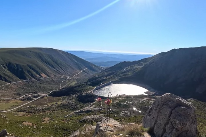 A Serra da Estrela, onde o Covão dos Conchos está localizado, é a mais alta cordilheira do país continental, atingindo o seu ponto culminante na Torre, com 1.993 metros de altitude. Reprodução: Flipar