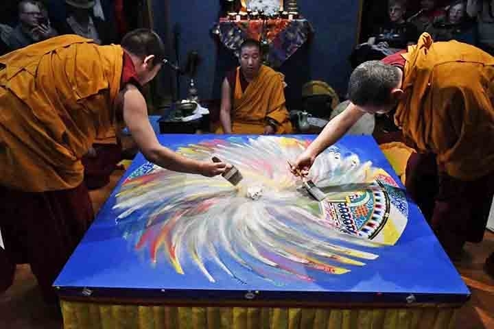 Algumas mandalas são feitas de areia colorida, especialmente no Budismo Tibetano. Reprodução: Flipar