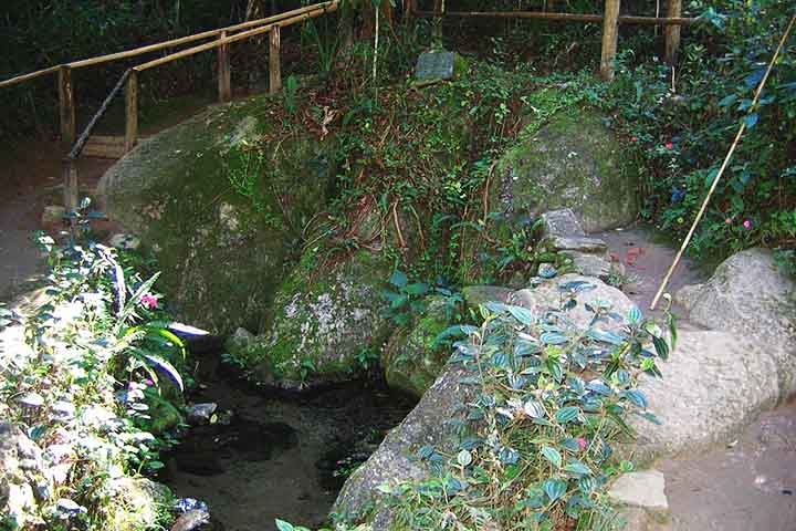 Ele nasce em Salesópolis (foto), próximo ao Oceano Atlântico, mas flui em direção contrária devido às montanhas da Serra do Mar, desaguando no rio Paraná, na divisa com Mato Grosso do Sul. Reprodução: Flipar