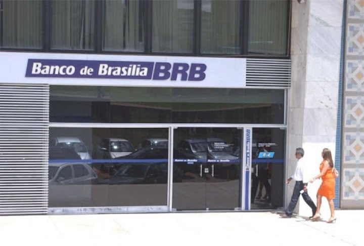 Neste cenário, nós separamos uma lista com os maiores bancos do Brasil. O 10° é o Banco de Brasília, fundado em 1964, e que possui um valor de mercado de R$ 6,21 bilhões.