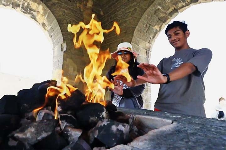 Ainda hoje, o zoroastrismo sobrevive no Irã e em partes da Índia, sendo os indianos os maiores visitantes de Yanar Dagh.  Reprodução: Flipar