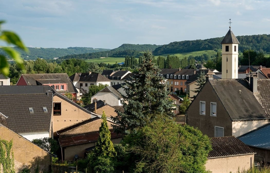 O nome do espaço se refere à comuna Schengen, no sudeste de Luxemburgo, onde o acordo foi firmado.  Um lugarejo pacato, de cerca de 500 habitantes, na cidade de Remerschen. Reprodução: Flipar
