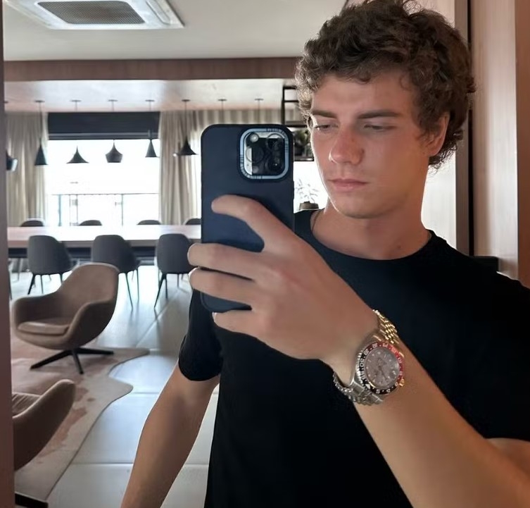 João Pallma, filho do ator Mário Gomes, resolveu se manifestar após ser alvo de críticas por postar vídeos pilotando um carro de luxo pouco tempo depois de o pai ser despejado de sua mansão no Rio de Janeiro. 
 Reprodução: Flipar