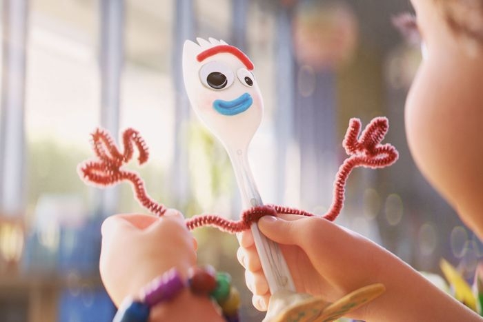 Garfinho: certamente um dos personagens mais cômicos da Disney, Garfinho é construído pelas mãos de uma criança que consegue tirar dos restos de lixo um amigo fiel e amável.  Reprodução: Flipar