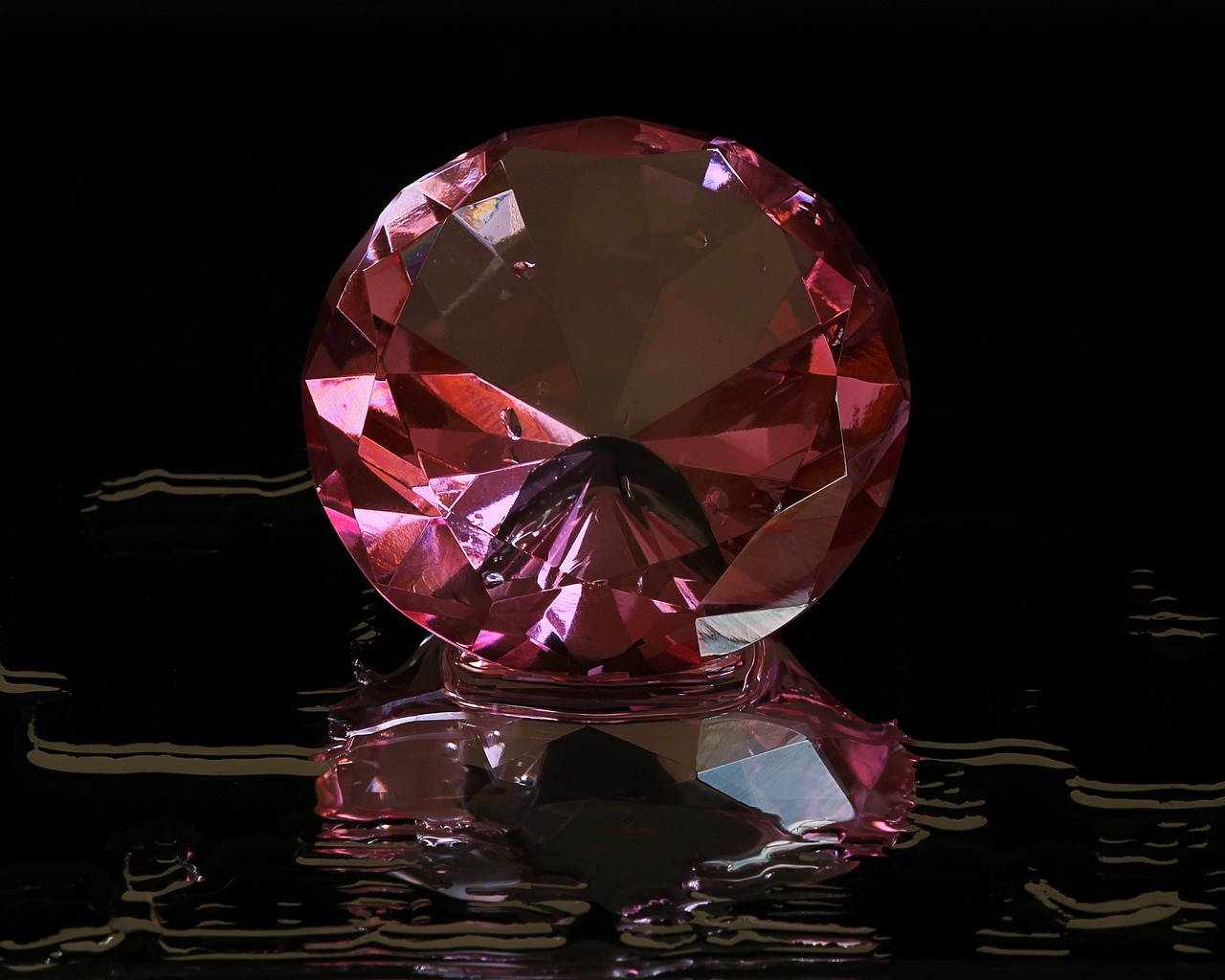 Em outubro de 2022, um diamante rosa (cor muito valorizada)  de 11 quilates foi vendido por R$ 49,9 milhões (então, R$ 259,5 milhões), o preço mais alto por quilate da história. Imagem ilustrativa. Reprodução: Flipar