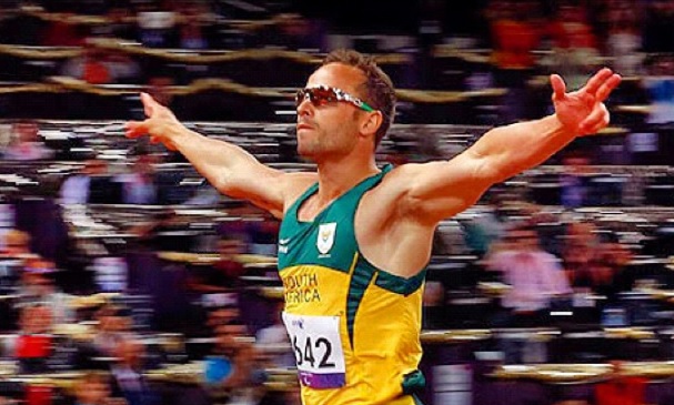 Oscar Pistorius - Em 2016, Pistorius foi condenado a 6 anos de prisão pelo crime de homicídio culposo, quando não há a intenção de matar. Dois anos depois, em 2017, a sentença do ex-atleta foi alterada para 13 anos e cinco meses de prisão. O ex-corredor paraolímpico sul-africano atirou quatro vezes contra sua namorada por supostamente acreditar que ela era um bandido invadindo a sua casa. Recentemente, em janeiro de 2024, Oscar ganhou o direito de cumprir o restante da pena em liberdade condicional, na qual será monitorado por um oficial até o final da condenação, em 2029, e seguirá fazendo sessões de acompanhamento psicológico. Foto:  Reprodução / Instagram