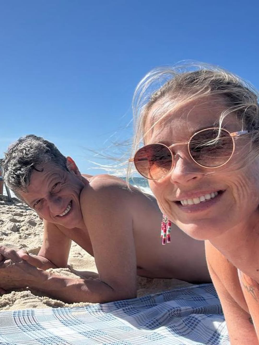 Luana sorri e faz selfie ao lado de amigo. Foto: Reprodução/ Instagram @luapio