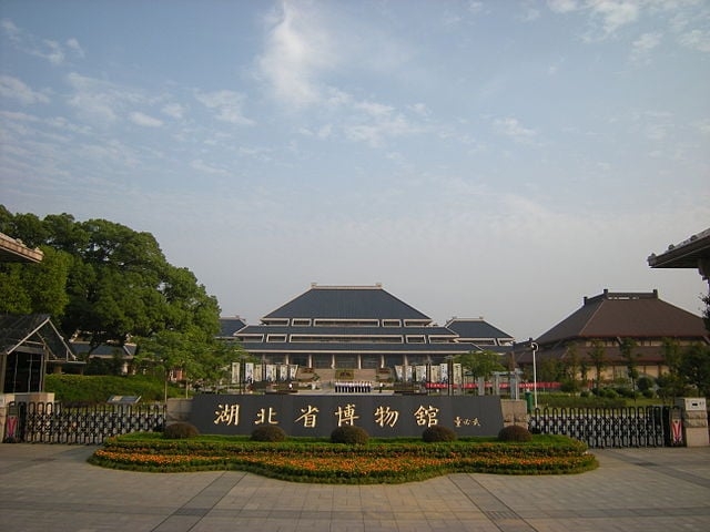 Os sinos ficam protegidos no Museu Provincial de Hubei, em Wuhan, China. Reprodução: Flipar