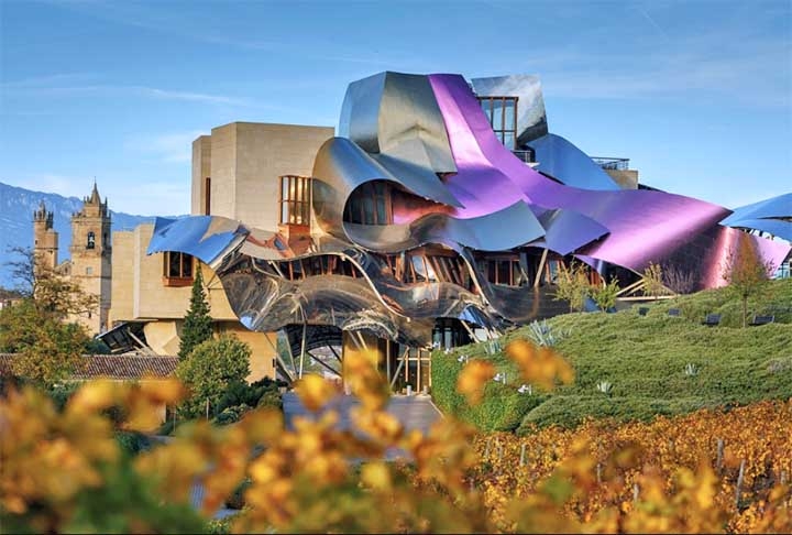 2ª – A Bodega de los Herederos del Marqués de Riscal está situada na província de la Rioja, no norte da Espanha. A premiação exaltou seus vinhos Tempranillos, brancos e rosés, concebidos para serem fáceis de beber. Atualmente, a produção é feita no Hotel Marqués de Riscal Reprodução: Flipar