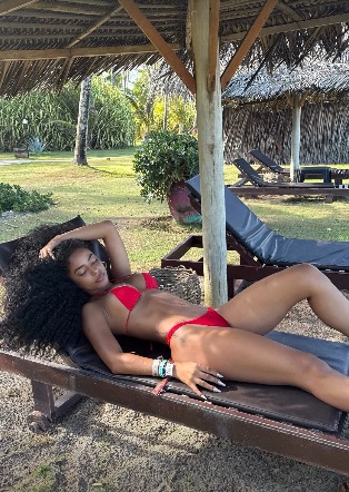 Lorena Maria apareceu aproveitando o calor em um cenário ao ar livre. Foto: Instagram/@badgallore
