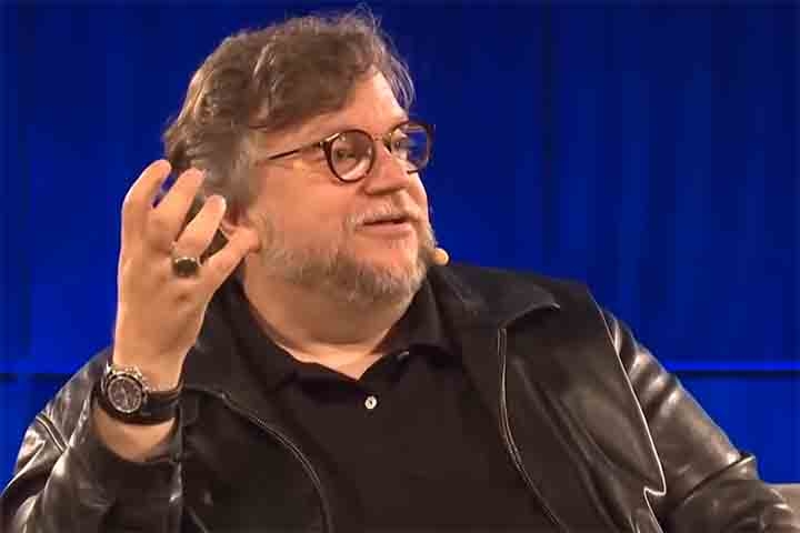 Del Toro também tem uma sólida trajetória como produtor. Ele se consolidou como um dos grandes incentivadores do cinema fantástico contemporâneo, especialmente de novos talentos da América Latina e da Espanha. 
 Reprodução: Flipar