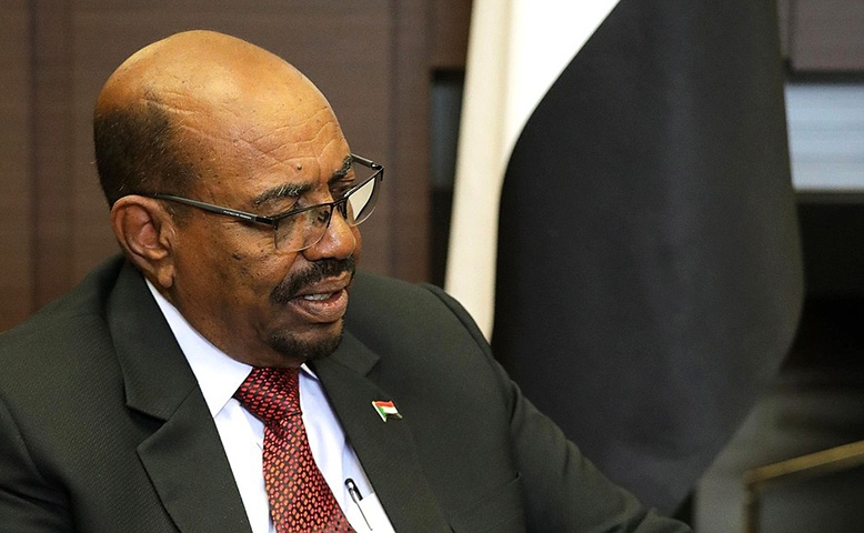 Omar Al-Bashir - 78 anos - Presidente do Sudão entre 1989 e 2019.  Assumiu o poder com um golpe militar. Estima-se que tenha causado a morte de 400 mil pessoas, ordenando execuções sumárias, além de limpeza étnica de não árabes em Darfur.  