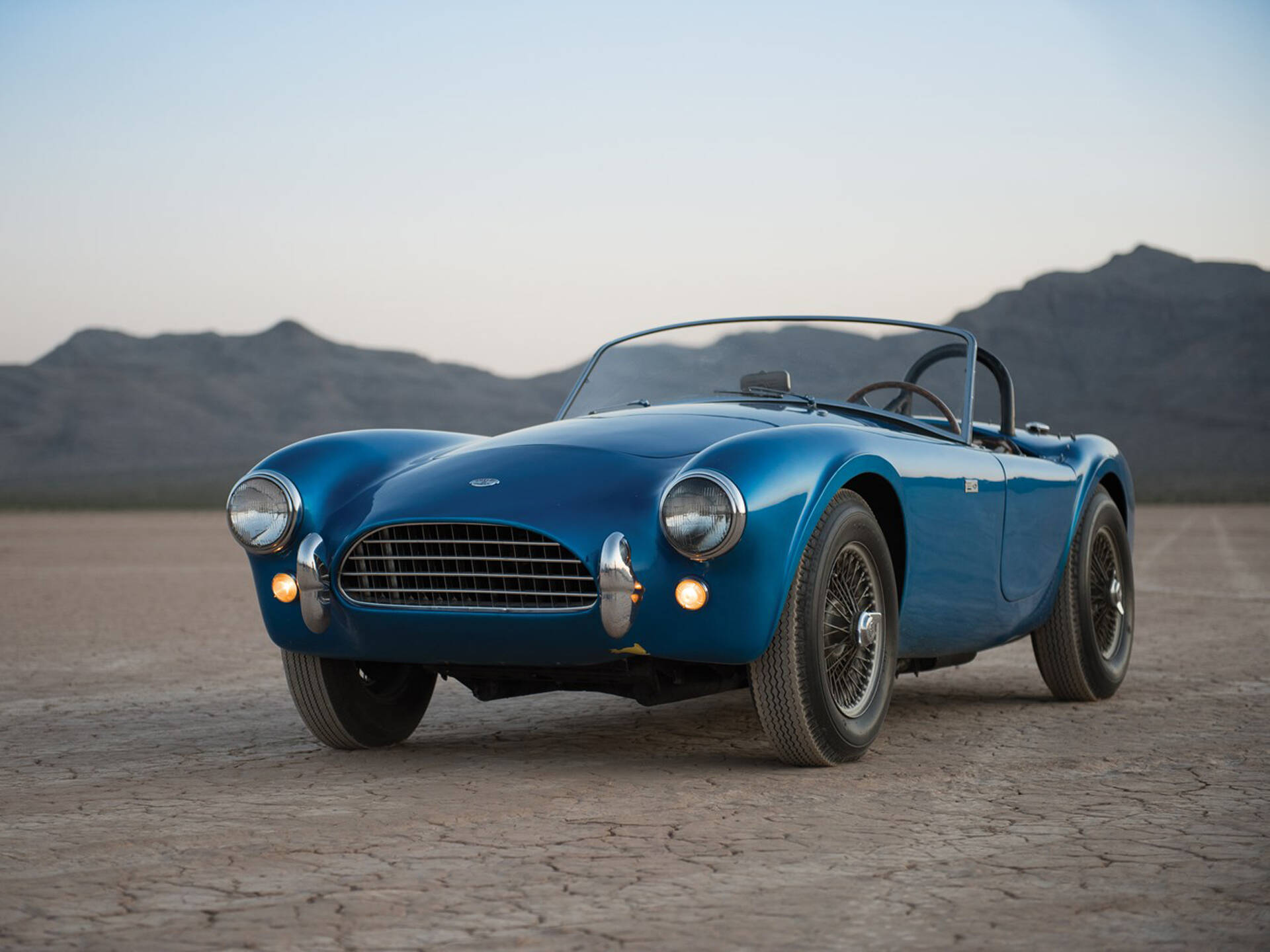 O primeiro Shelby Cobra, construído pelo próprio Carroll Shelby em 1962, quando colocou o motor 4.3 V8 da Ford dentro do pequeno AC Ace.. Foto: Divulgação/RM Auctions