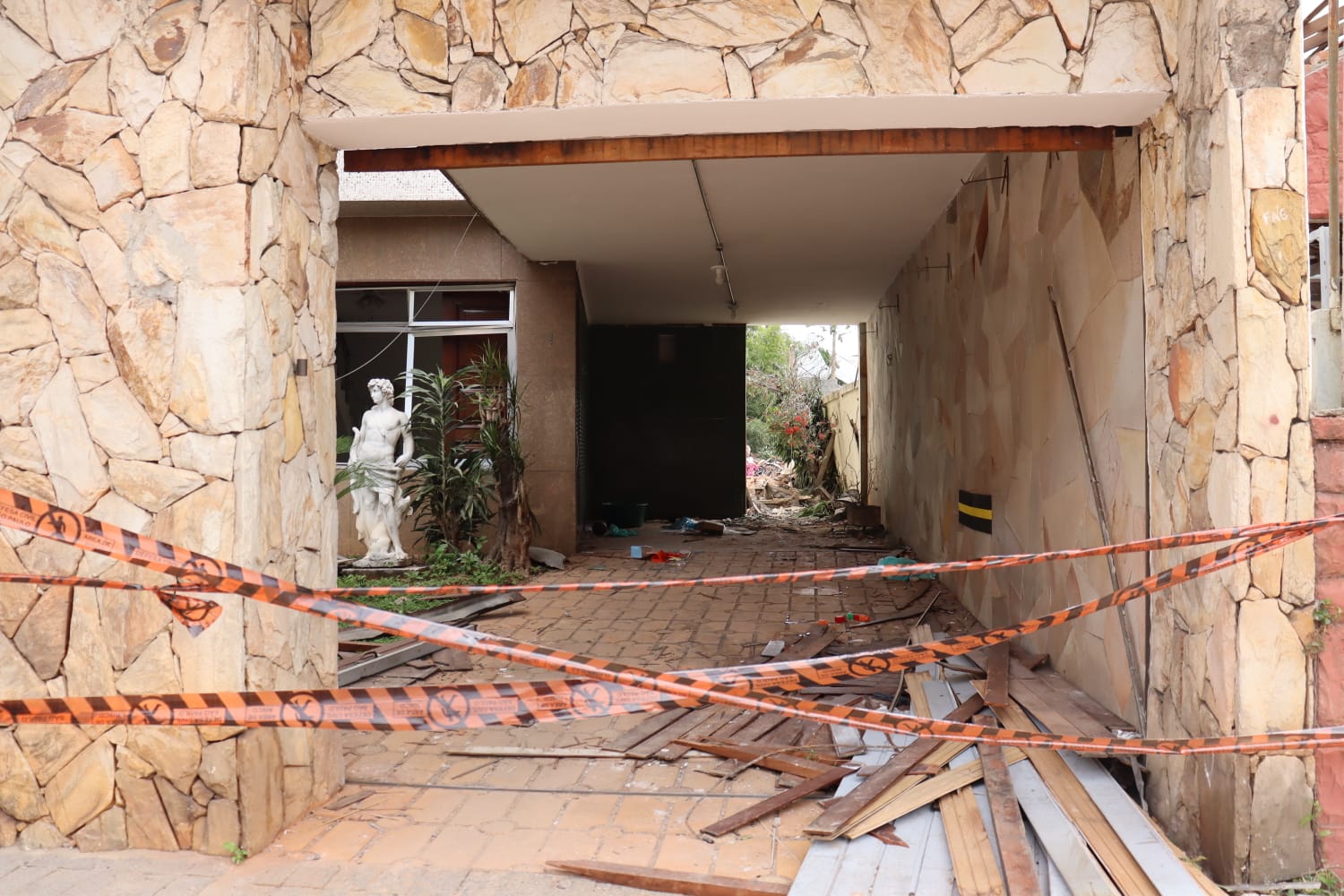 Residência vizinha ao depósito ilegal de fogos. Foto: Foto: Gabriel Barros