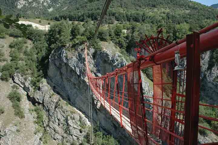 Niouc, Suíça: Este bungee-jumping possui 190 metros de altura, é um dos mais altos da Europa. Situado no sul da Suíça, acontece desde uma das mais belas pontes do país. Reprodução: Flipar