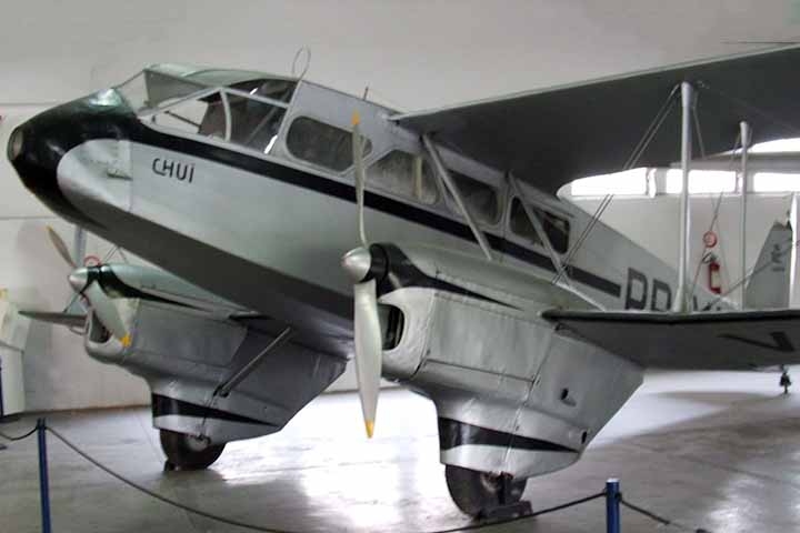 Em 1942, a Varig promoveu o primeiro voo comercial internacional de uma empresa aérea brasileira. O Havilland DH-89 Dragon Rapide fez o trajeto histórico entre Porto Alegre e Montevidéu, capital do Uruguai. 
 Reprodução: Flipar