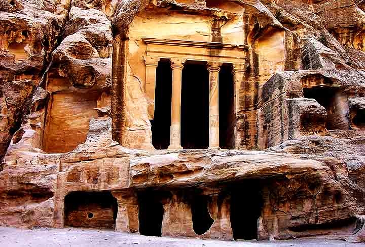 Petra é uma importante ruína arqueológica da Jordânia, no Oriente Médio. Sua ocupação começou no ano de 1200 a.C. A cidade prosperou durante os Impérios Romano e Bizantino, mas dois terremotos devastaram-na, deixando a cidade para baixo. Reprodução: Flipar