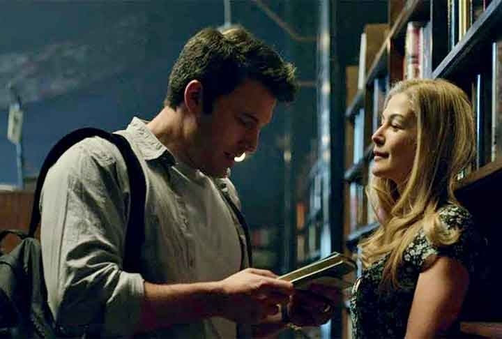 Garota Exemplar (2014): também dirigido por David Fincher e baseado no romance de Gillian Flynn, o filme é um thriller psicológico sobre o desaparecimento de Amy Dunne (Rosamund Pike) e as suspeitas que recaem sobre seu marido, Nick (Ben Affleck). Enquanto a mídia e a polícia investigam o caso, o filme explora as complexidades do casamento e as percepções públicas sobre as relações. A trama se desenrola através de múltiplos pontos de vista e flashbacks, oferecendo uma visão intrigante e multifacetada dos personagens e dos eventos, mantendo os espectadores na beira do assento enquanto o mistério é desvendado. Reprodução: Flipar