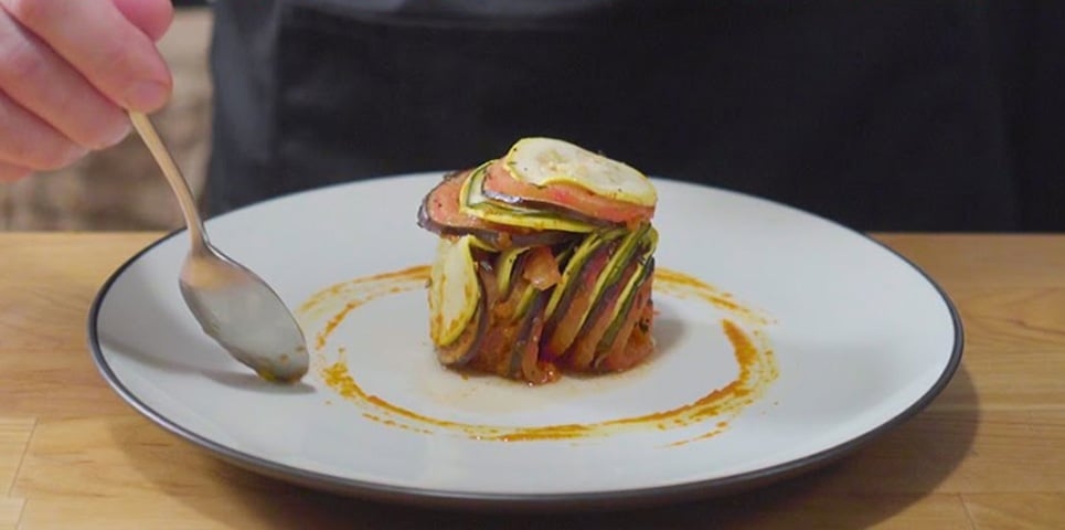 Ratatouille - Um prato provençal feito com legumes como berinjela, abobrinha, pimentões, tomates e temperos aromáticos Reprodução: Flipar