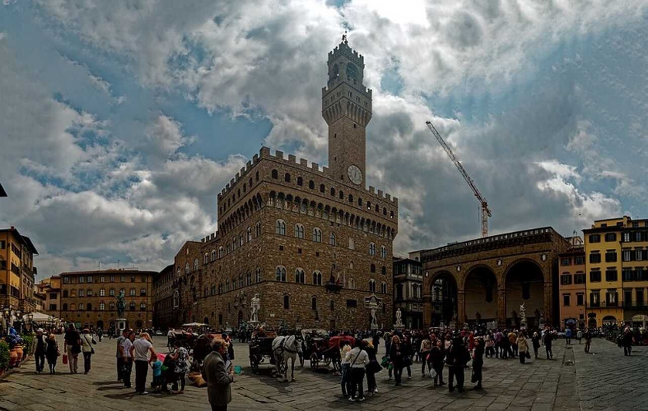 Piazza della Signoria (século XIII): O centro político de Florença, cercada por estátuas famosas como uma cópia do David de Michelangelo e a Fonte de Netuno Reprodução: Flipar