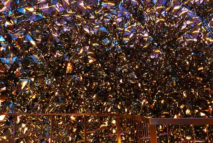 A marca é renomada por seus cristais de alta qualidade, utilizados em diversos produtos, que vão desde joias e acessórios até itens de decoração e arte. Reprodução: Flipar