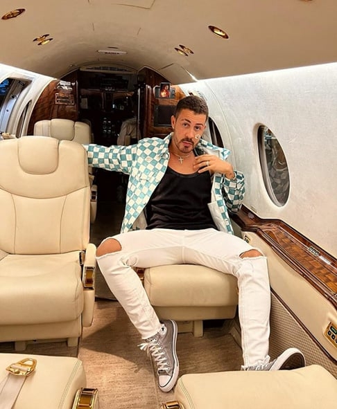Carlinhos Maia: Apesar de precisar do meio de transporte para cumprir seus compromissos, o humorista e influenciador Carlinhos Maia já admitiu em suas redes sociais que tem medo de avião.  Reprodução: Flipar