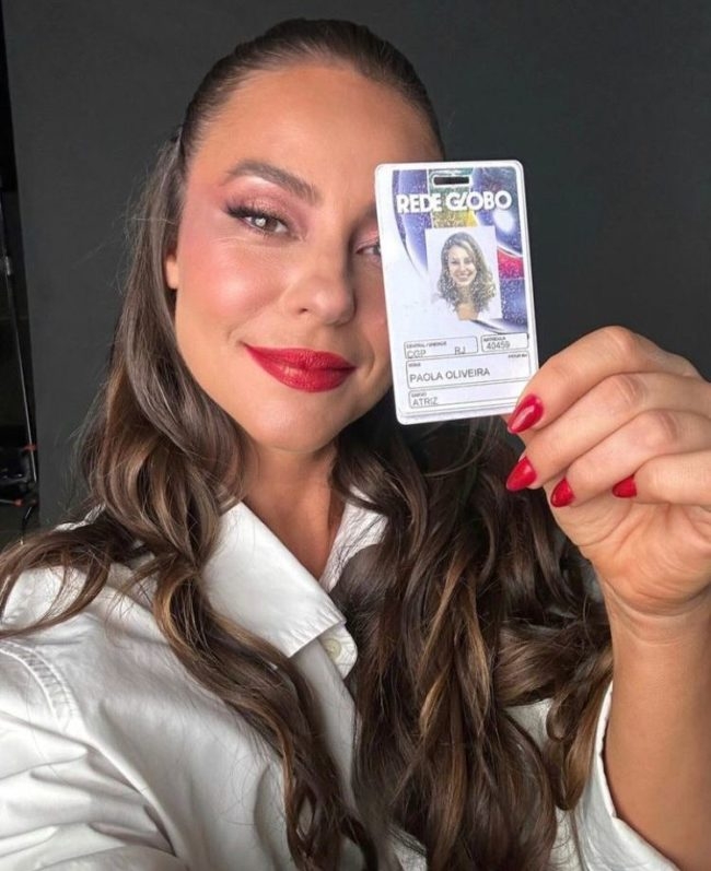 Em suas redes sociais, Paolla comentou que não fez o Enem, mas esteve “presente” na prova. Ela celebrou o reconhecimento e disse que foi “o máximo” ser lembrada nesse contexto. A publicação gerou grande engajamento e carinho de seus seguidores.. Foto: Reprodução: Flipar