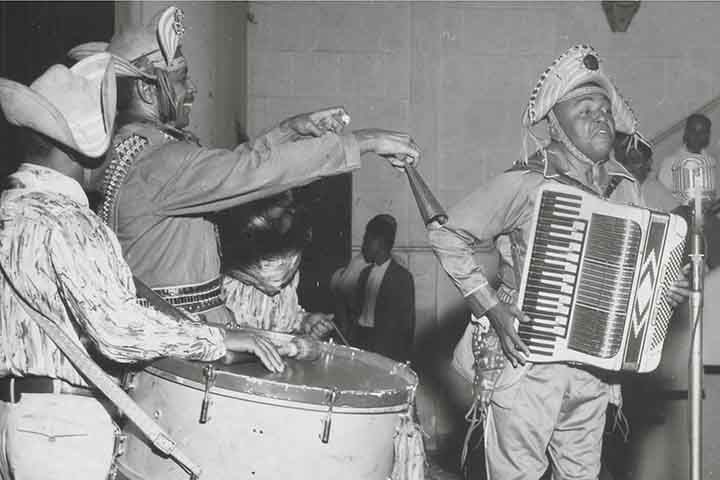 Luiz Gonzaga é considerado o criador do formato de trio sanfona-zabumba-triângulo que forjou o gênero musical baião, um dos mais importantes do país. 
 Reprodução: Flipar