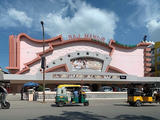 Raj Mandir – Em Jaipur, Índia, inaugurado em 1º de junho de 1976. Ainda funciona e é um dos cinemas mais icônicos do país para produções de Bollywood. - Chainwit/Wikimedia Commons
 Reprodução: Flipar
