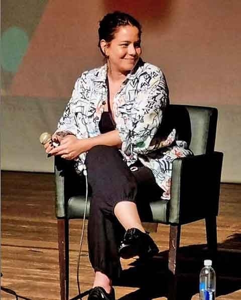 Em seguida, ela fez questão de enfatizar que o privilégio de descender de uma atriz conhecida não a tornou uma profissional acomodada. “Trabalho muito, estudei muito, estou comprometida. Não sou acomodada, não sou uma pessoa que senta nos meus privilégios. Pelo contrário! Sou consciente deles.”
 Reprodução: Flipar