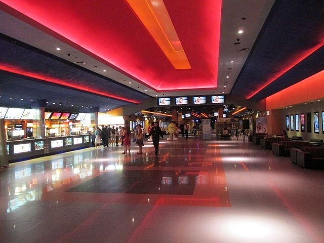Esse fechamento ocorre por fatores como altos custos de manutenção, falta de segurança e a preferência do público por cinemas em shoppings. Os shoppings oferecem maior conforto, estacionamento e variedade de opções de lazer e compras. Assim, tornaram-se o principal local de exibição de filmes no país. - Avishai Tteicher/Wikimedia Commons Reprodução: Flipar