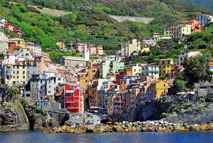 Riomaggiore, Ligúria (Itália): Esta é uma encantadora vila localizada na região da Ligúria, Itália, e faz parte do famoso conjunto de aldeias conhecido como Cinque Terre.  Reprodução: Flipar