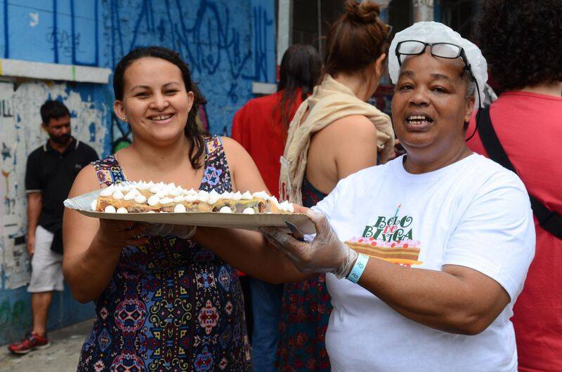 Moradores do Bixiga comemoram os 463 anos da cidade de São Paulo com o tradicional do bolo gigante . Foto: Rovena Rosa/Agência Brasil 25.01.2017