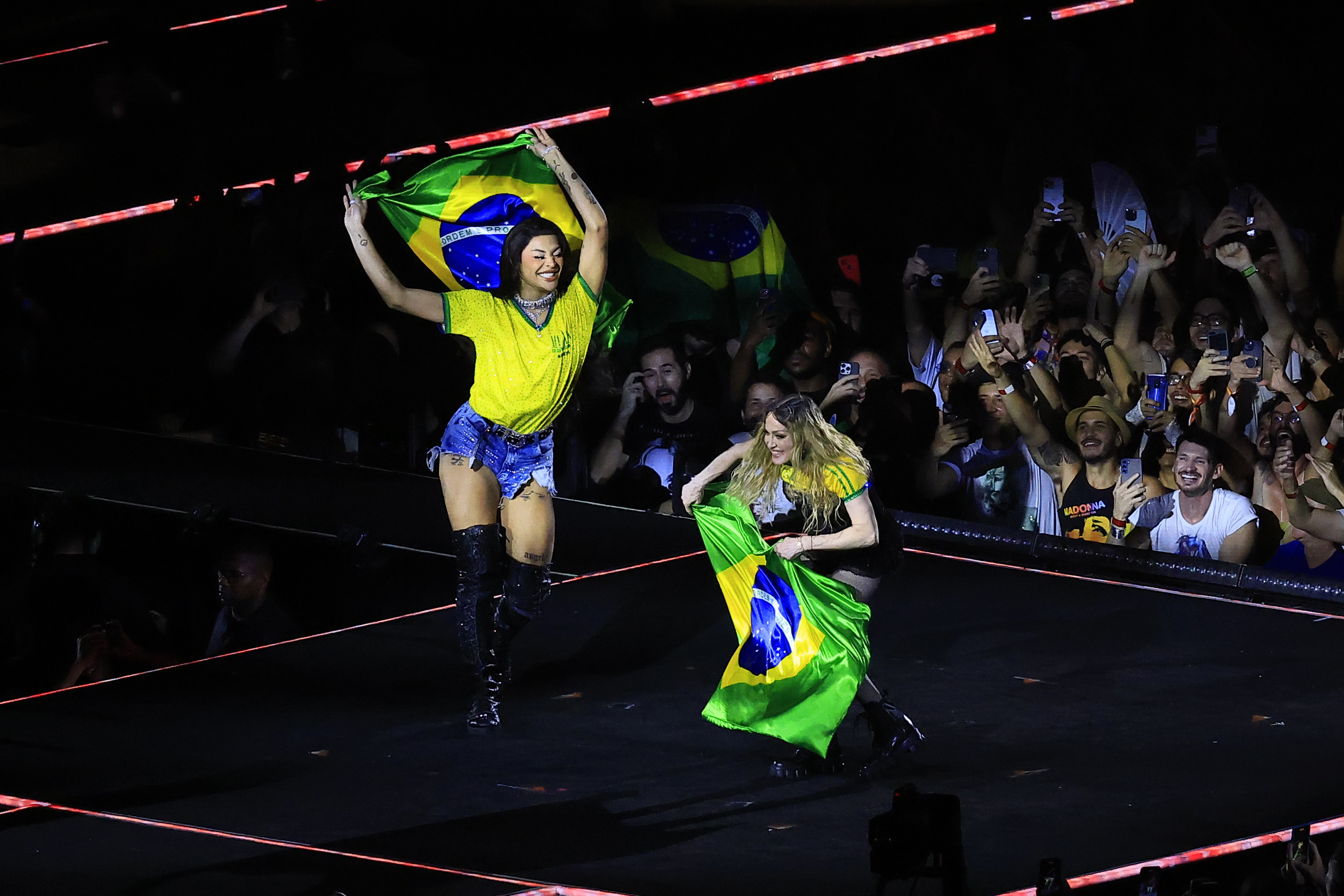  4 de maio - Madonna e Pabllo Vittar mostraram bandeiras brasileiras no palco durante um grande show gratuito para encerrar a "The Celebration Tour" na Praia de Copacabana. Buda Mendes/Getty Images