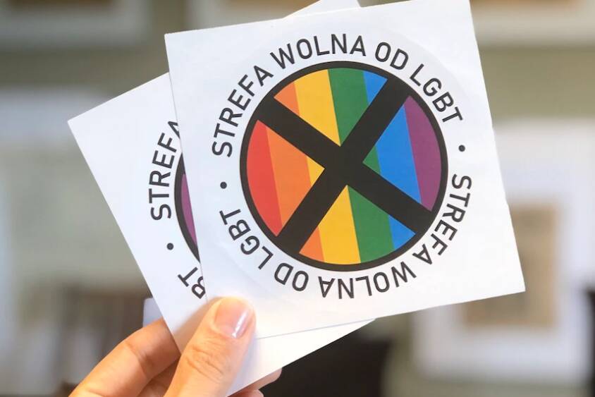 Adesivos poloneses que sinalizam áreas "livres de LGBTs". Foto: Reprodução