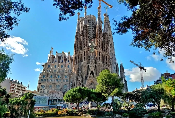 Barcelona, capital da Catalunha, é uma cidade vibrante  à beira do Mediterrâneo, famosa por sua arte, arquitetura e cultura. Sua história remonta à época romana e o lugar se destaca pelas obras de Antoni Gaudí, como a Sagrada Família e o Parque Güell. Confira os principais pontos turísticos da região:  Reprodução: Flipar