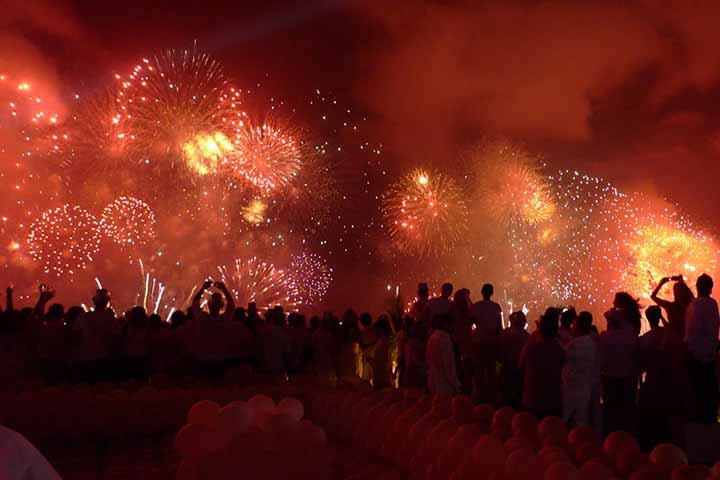 Também é nesse período que as festas de fim de ano, incluindo o famoso réveillon de Copacabana, no Rio de Janeiro, são um forte atrativo para uma visita ao Brasil.  Reprodução: Flipar