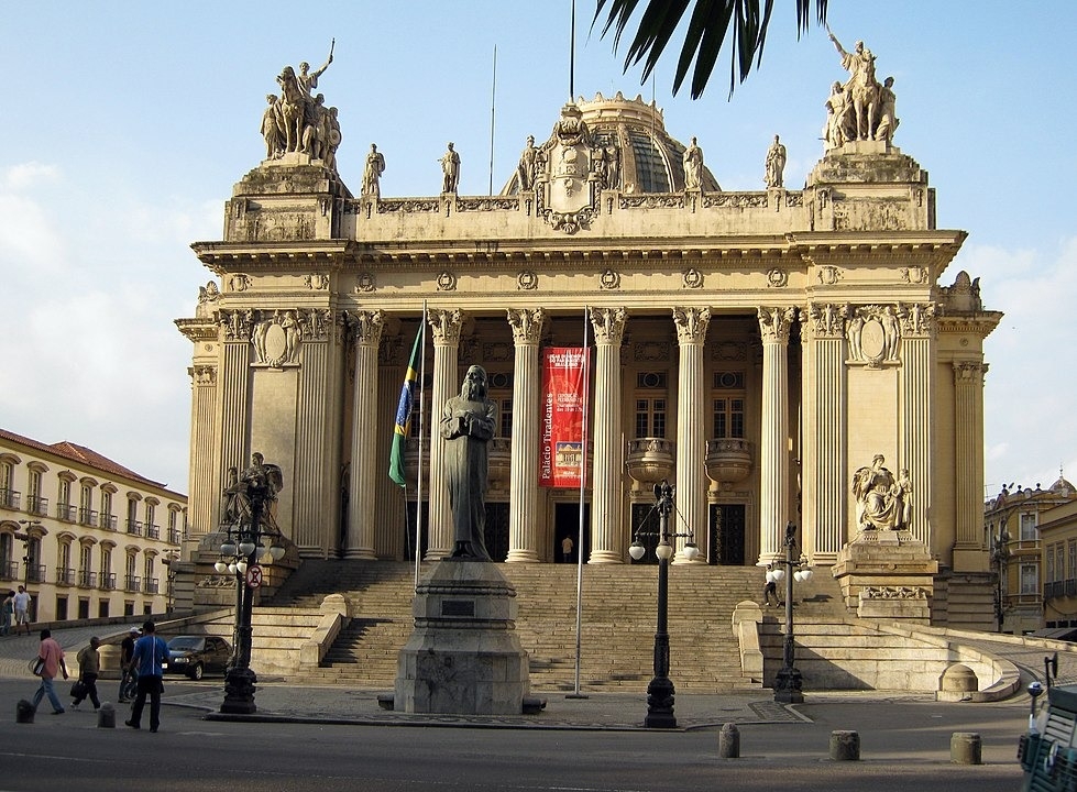 Hoje a construção se chama Palácio Tiradentes, sede da Assembleia Legislativa do Rio de Janeiro. Uma estátua de Tiradentes fica em frente à construção.  Reprodução: Flipar