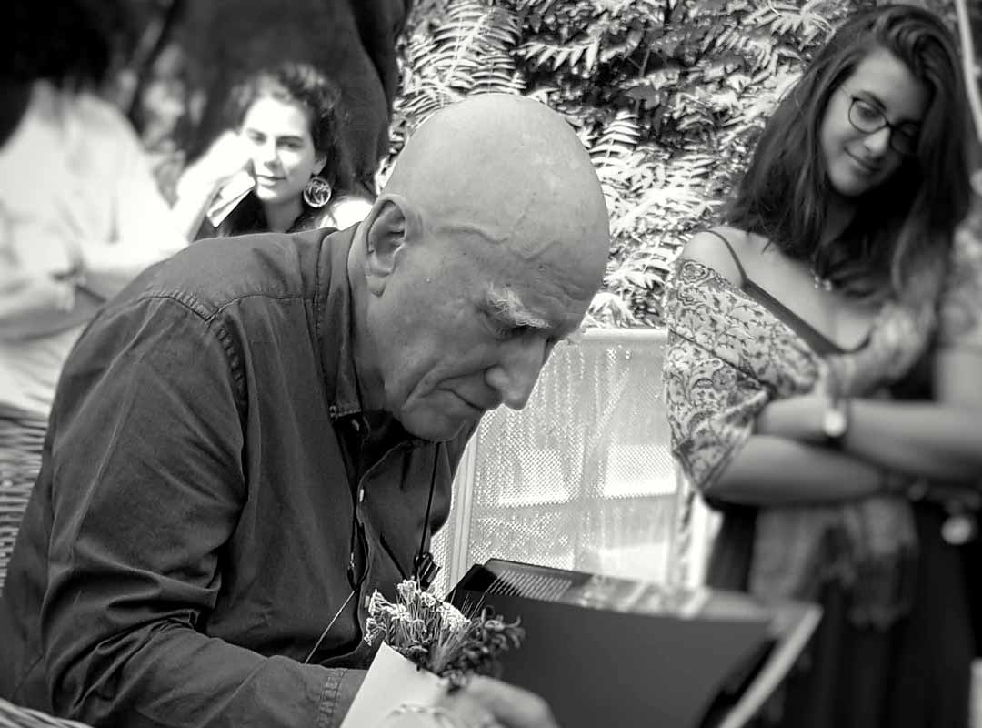 Durante cinco décadas, Sebastião Salgado viajou por mais de 130 países documentando guerras e crises humanitárias por meio de imagens capazes de causar comoção e perplexidade. 
 Reprodução: Flipar
