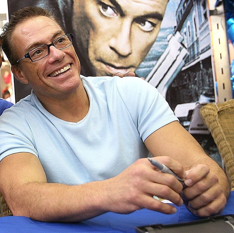 Jean-Claude Van Damme - Nascido em 18/10/1960, em Bruxelas, o ator e lutador de artes marciais belga - que também é produtor e  roteirista - mede 1,62 metro. Reprodução: Flipar