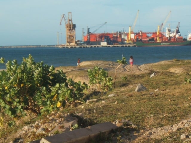 Essa área é o lar do Complexo Industrial e Portuário do Pecém, localizado em São Gonçalo do Amarante, um município na Região Metropolitana de Fortaleza. 