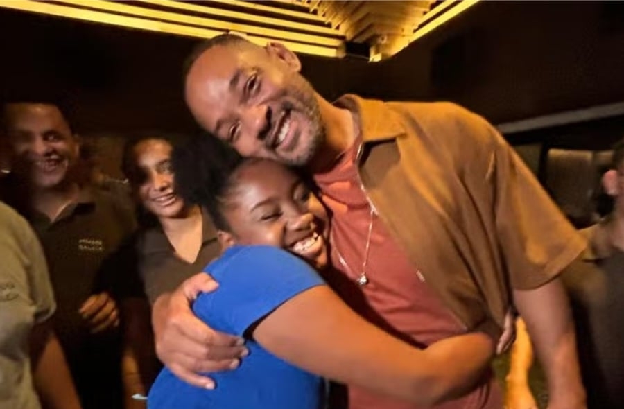 Em sua estada no Rio, Will Smith passou por restaurantes da cidade, mostrando que é bom de garfo e gosta de carne. Ele chegou a permanecer por quatro horas na churrascaria Assador, no Aterro do Flamengo. Ele foi simpático com funcionários, posou para fotos e foi generoso nas gorjetas. Reprodução: Flipar