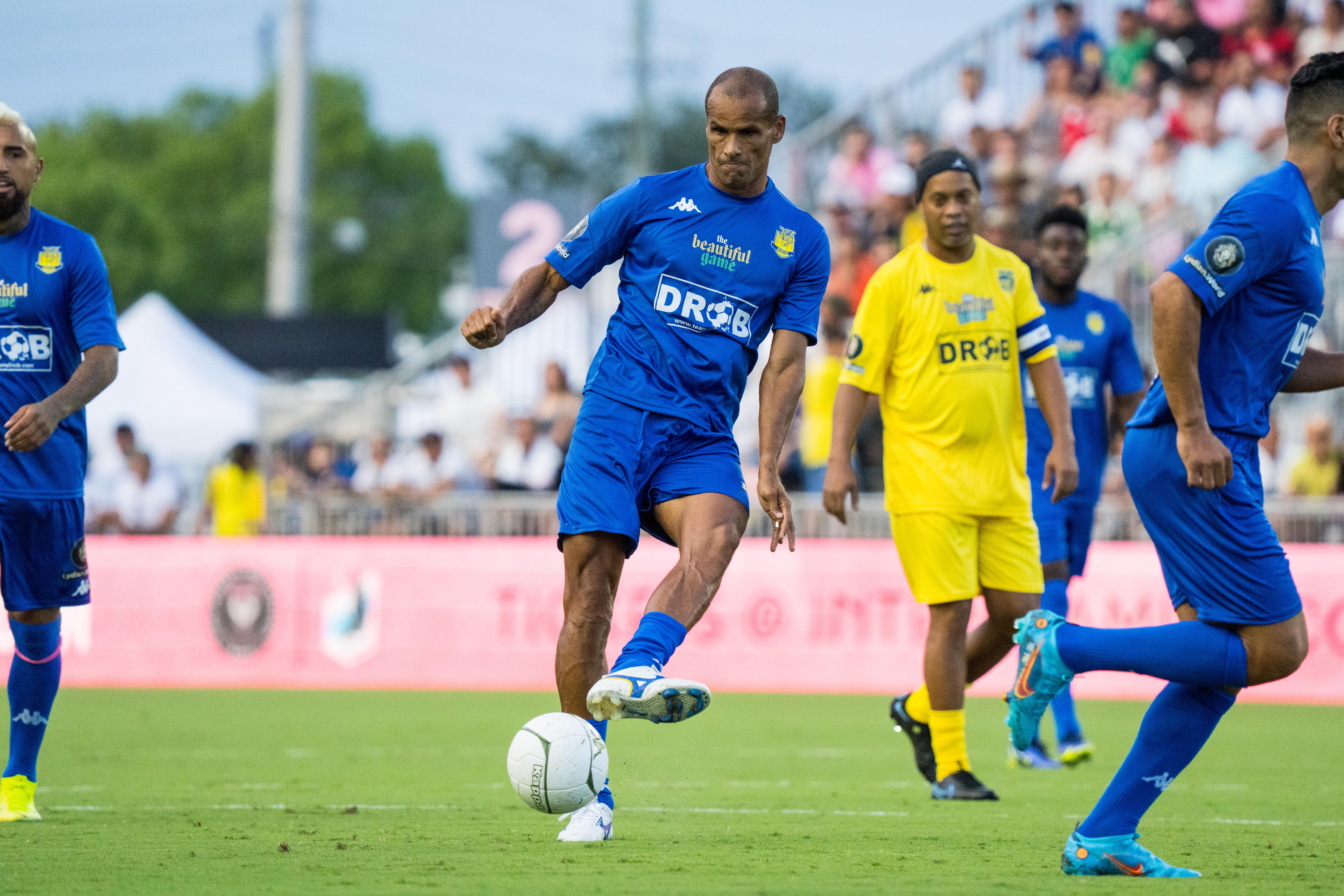 Ronaldinho e Roberto Carlos participam de jogo com famosos em Orlando, futebol internacional