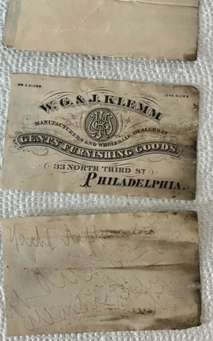 A inscrição termina com agosto 6-76, que seria a data em que a mensagem foi escrita (6 de agosto de 1876). O Guinness Book - Livro dos Recordes - foi comunicado para o registro do recorde, caso haja comprovação da data. 
 Reprodução: Flipar