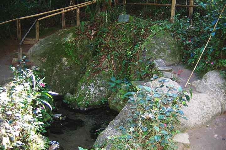 Ele nasce em Salesópolis (foto), próximo ao Oceano Atlântico, mas flui em direção contrária devido às montanhas da Serra do Mar, desaguando no rio Paraná, na divisa com Mato Grosso do Sul. Reprodução: Flipar