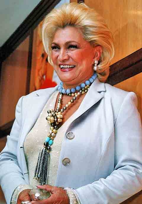 Há 13 anos, no dia 29 de setembro de 2012, o Brasil se despedia de Hebe Camargo. A apresentadora, que morreu aos 83 anos vítima de câncer no peritônio, deixou um legado marcante na televisão brasileira. A seguir, o Flipar relembra a sua trajetória!
. Foto: Reprodução: Flipar