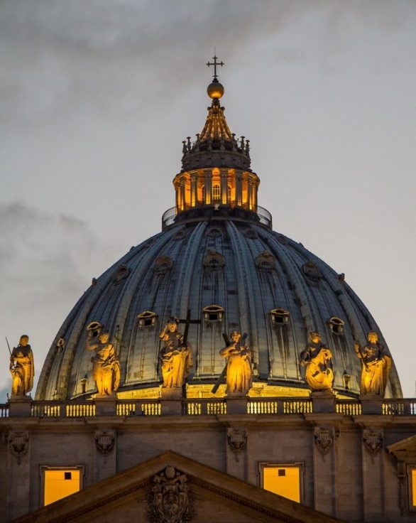 Aliás, a cúpula da Basílica, desenhada por Michelangelo, é uma das maiores e mais belas do mundo, e ainda oferece uma vista panorâmica de Roma. Reprodução: Flipar